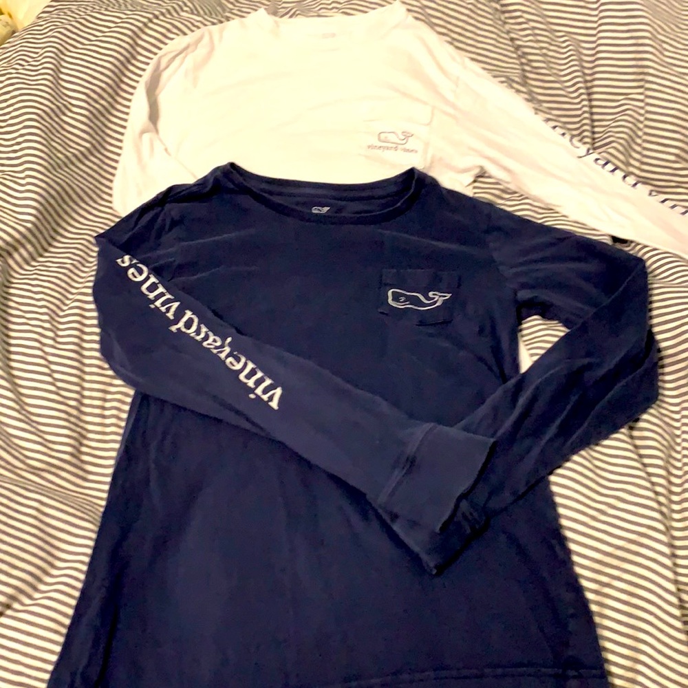 2 vineyard vines tees